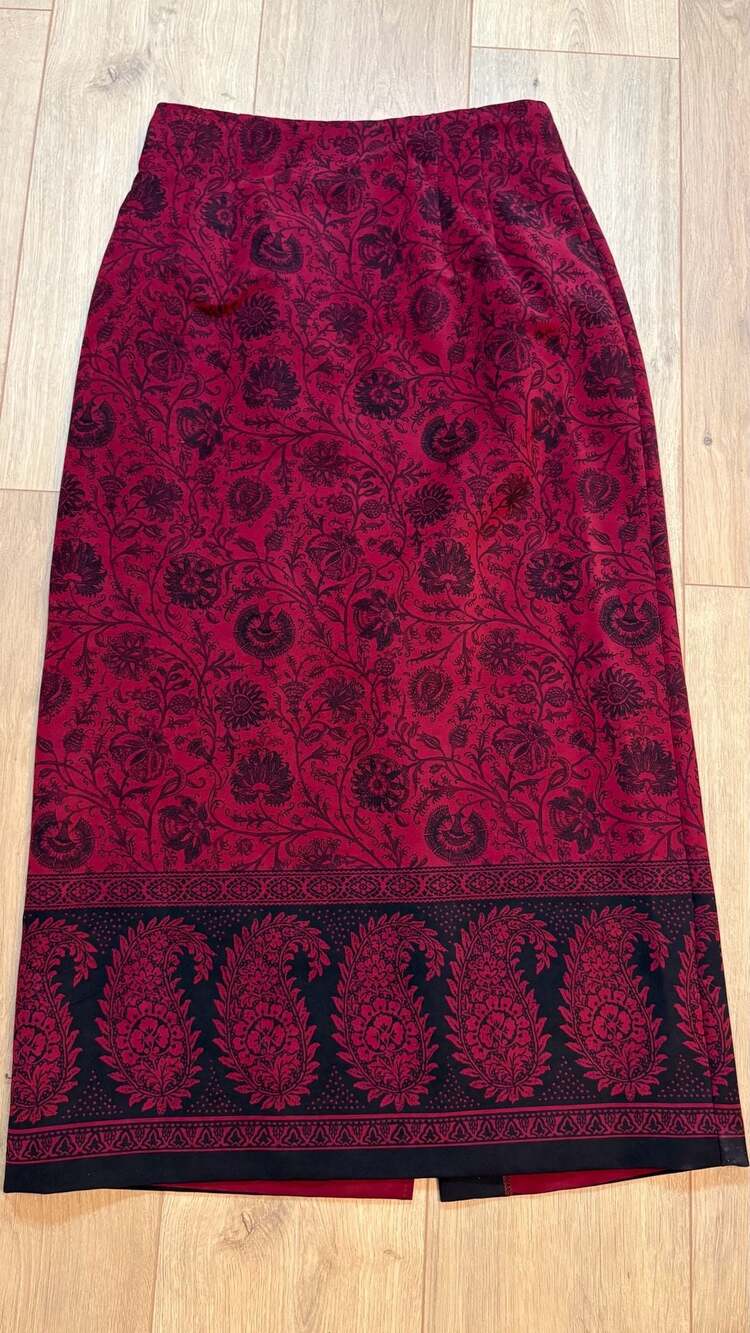 Briggs New York Midi Skirt Size 10 Red Black Floral Paisley